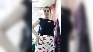 مراهقة مصرية تستعرض جسمها عاريه في الحمام - سكس عربي