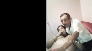 مصري عجوز ينيك بنت مراهقه 20 سنه شرموطة اصغر من بنته