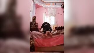 عيل خول واخد بنت عمه في شقه مفروشه ينيكها ولابسه قميص النوم وبتقوله افشخلي كسي سكس مصري