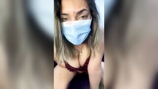 سكس لايف مصرية بقميص نوم أحمر بتنيك نفسها وتقول كسي سخن اوي مين ييجي يفشخني