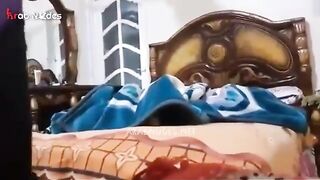 ديوث مصري بيصور مراته وهي قالعة بقميص النوم لصاحبه علشان يشوق جسمها الجامد