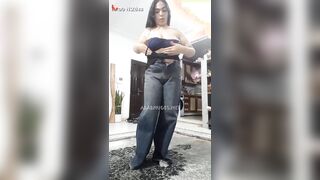 مسلمة بتخلع الحجاب وبتوري جسمها لخطيبها - سكس عربي