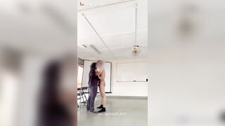 مدرسة شرموطة اعجبت بولد في الفصل جعلته ينيكها بكامل اوضاع الجنس - سكس 2025