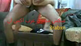 مصري رفع مراتة علي زبه ونزل طحن نيك في كسها - سكس مصري