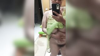 مرات اخويا الشرموطه بعتالي فيديو لنفسها وهي لابس قميص النوم عيزاني انيكها واخويا مسافر سكس نيك عربي نسوان ابطال