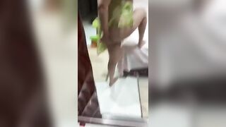 مرات اخويا الشرموطه بعتالي فيديو لنفسها وهي لابس قميص النوم عيزاني انيكها واخويا مسافر سكس نيك عربي نسوان ابطال