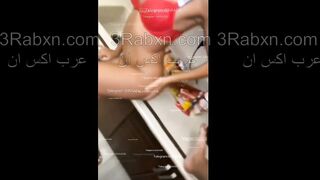 سكس ديوث خليجي بينيكها ويلحس كسها وبزازها ويقولها هفشخك يا بنت القحبة