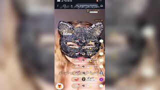 سوسو الشرموطة تفتح خرم طيزها و يركبها بزبه و هي تتمحن عليه