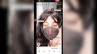 الطيز الخليجية تتعصر جامد و تضرب شهوتها علي السرير - سكس سحاق سعودي